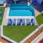 فيلة Anthi, A Modern With Salted Water Pool,hot Tub & Bbq! *