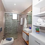 Anthi, A Modern With Salted Water Pool,hot Tub & Bbq!