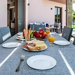 فيلة Anthi, A Modern With Salted Water Pool,hot Tub & Bbq! ريثيمنو