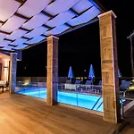 Anthi, A Modern With Salted Water Pool,hot Tub & Bbq! *