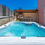 Anthi, A Modern With Salted Water Pool,hot Tub & Bbq! Villa