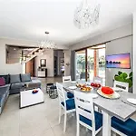 Anthi, A Modern With Salted Water Pool,hot Tub & Bbq!