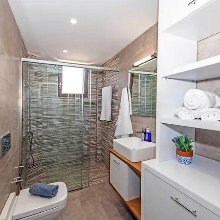 Anthi, A Modern With Salted Water Pool,hot Tub & Bbq!