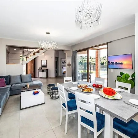 Anthi, A Modern With Salted Water Pool,hot Tub & Bbq!