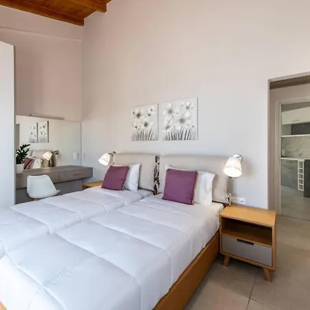 Anthi, A Modern With Salted Water Pool,hot Tub & Bbq! Villa