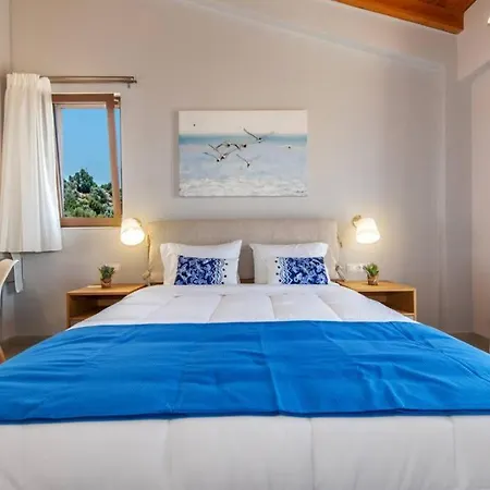 Anthi, A Modern With Salted Water Pool,hot Tub & Bbq! *