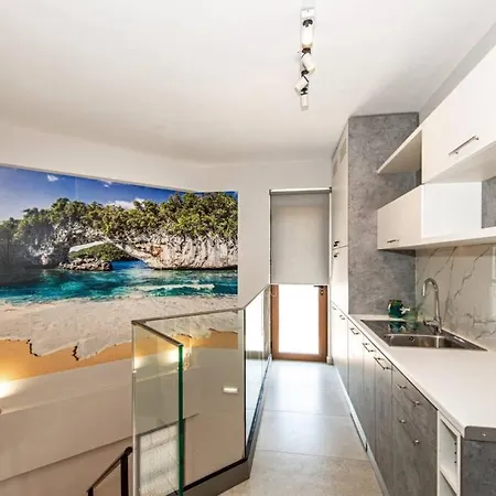 Anthi, A Modern With Salted Water Pool,hot Tub & Bbq! *