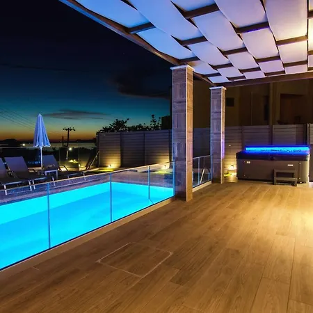 Anthi, A Modern With Salted Water Pool,hot Tub & Bbq!