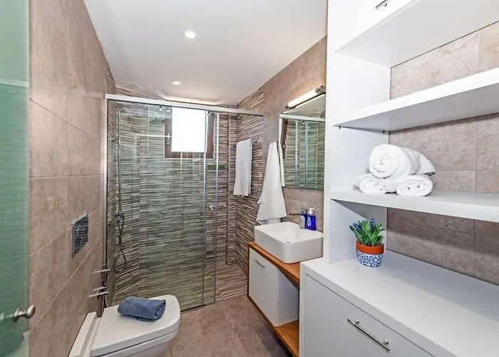 Anthi, A Modern With Salted Water Pool,hot Tub & Bbq!