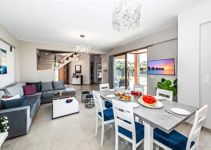 Anthi, A Modern With Salted Water Pool,hot Tub & Bbq!