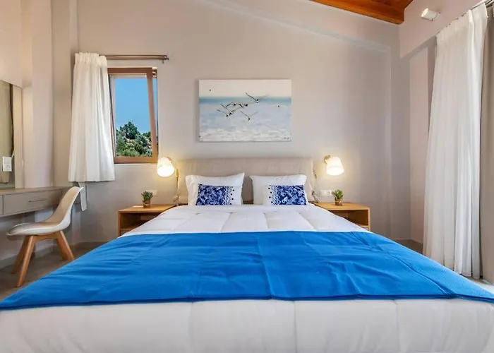 Anthi, A Modern With Salted Water Pool,hot Tub & Bbq! *