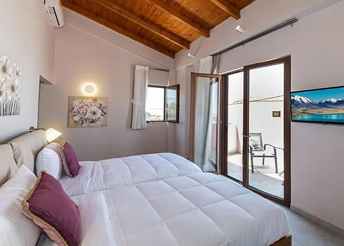 Anthi, A Modern With Salted Water Pool,hot Tub & Bbq! Retimno