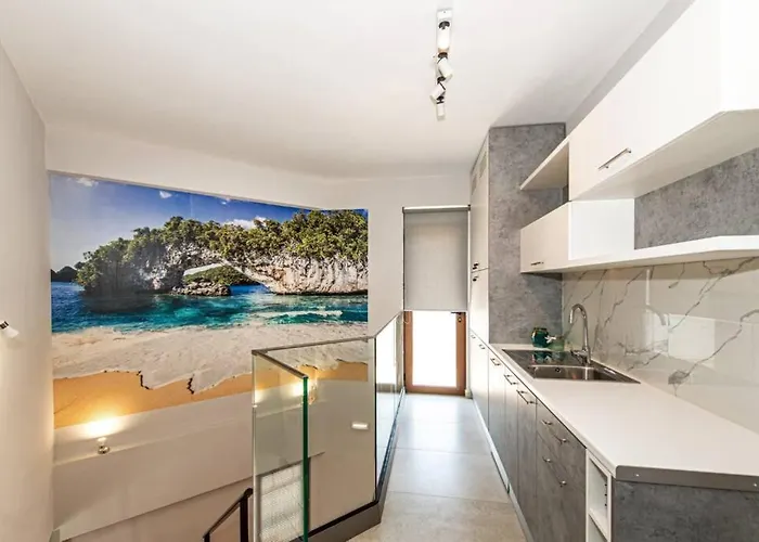 Anthi, A Modern With Salted Water Pool,hot Tub & Bbq! *