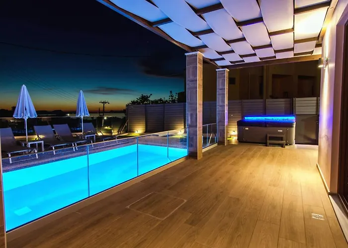 Anthi, A Modern With Salted Water Pool,hot Tub & Bbq!