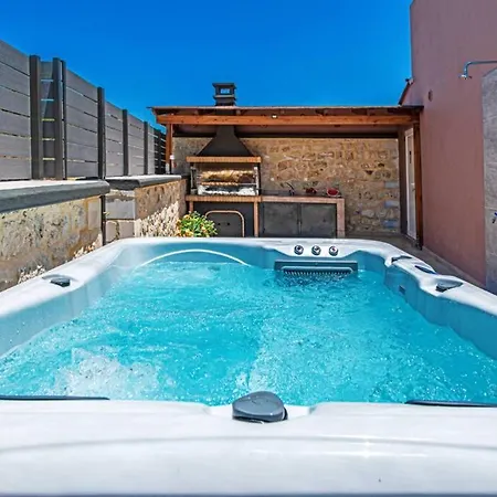 Anthi, A Modern With Salted Water Pool,hot Tub & Bbq! Villa