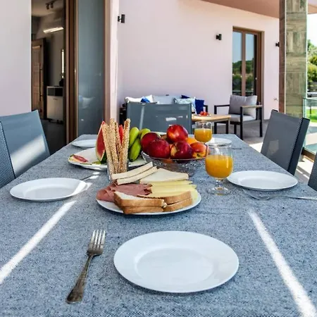 Villa Anthi, A Modern With Salted Water Pool,hot Tub & Bbq! Réthymnon