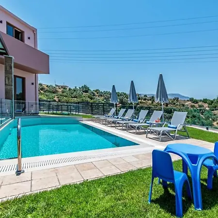 Anthi, A Modern With Salted Water Pool,hot Tub & Bbq!