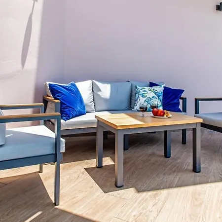 Anthi, A Modern With Salted Water Pool,hot Tub & Bbq! *