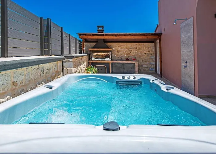 Anthi, A Modern With Salted Water Pool,hot Tub & Bbq! Villa
