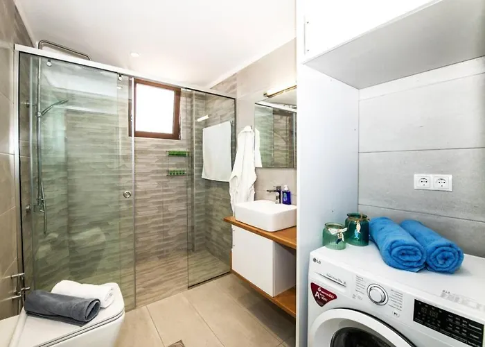 Villa Anthi, A Modern With Salted Water Pool,hot Tub & Bbq! *