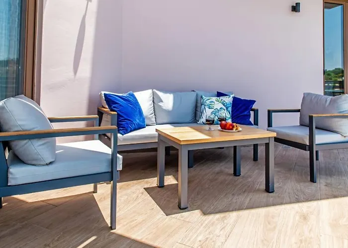 Anthi, A Modern With Salted Water Pool,hot Tub & Bbq! *