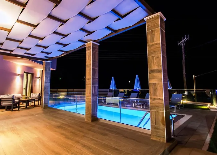 Anthi, A Modern With Salted Water Pool,hot Tub & Bbq! *